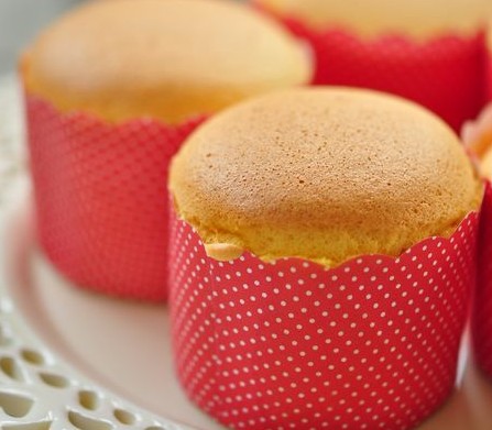 Golden sponge cupcake